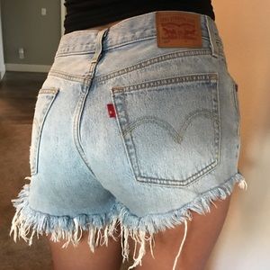 Levi’s lightwash cutoff shorts size 29